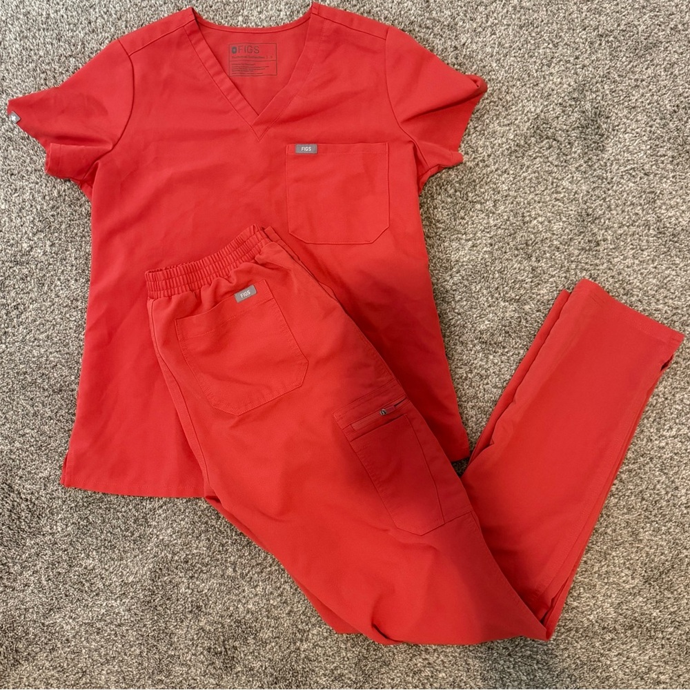 FIGS Women's scrub set in Hibiscus
